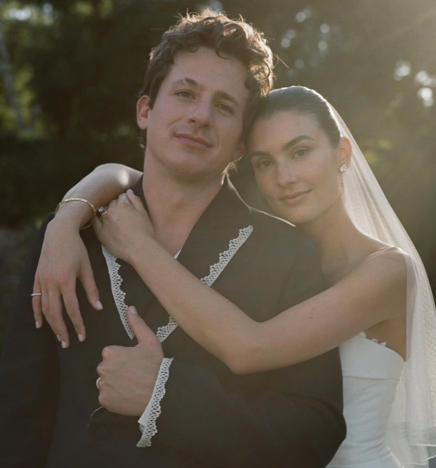 Këngëtari Charlie Puth dhe Brooke Sansone i japin fund beqarisë