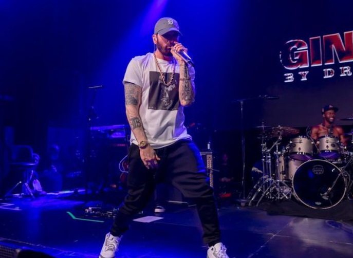 Eminem zbulon se do të bëhet gjysh në videon emocionale për “Temporary”