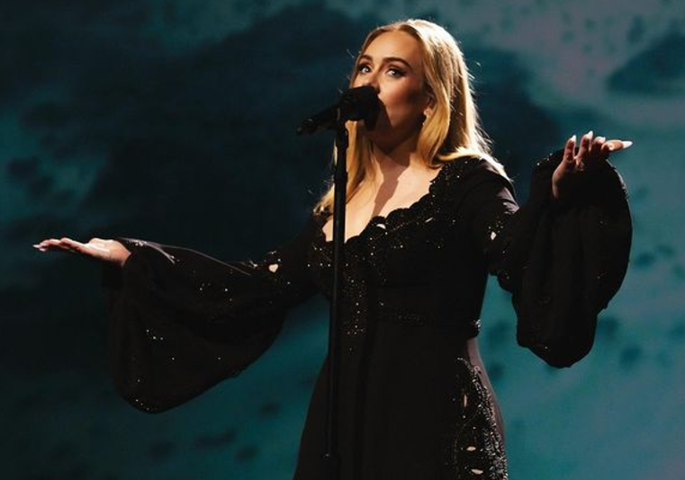 ‘Nuk e di se kur do të rikthehem’, Adele tërhiqet nga muzika