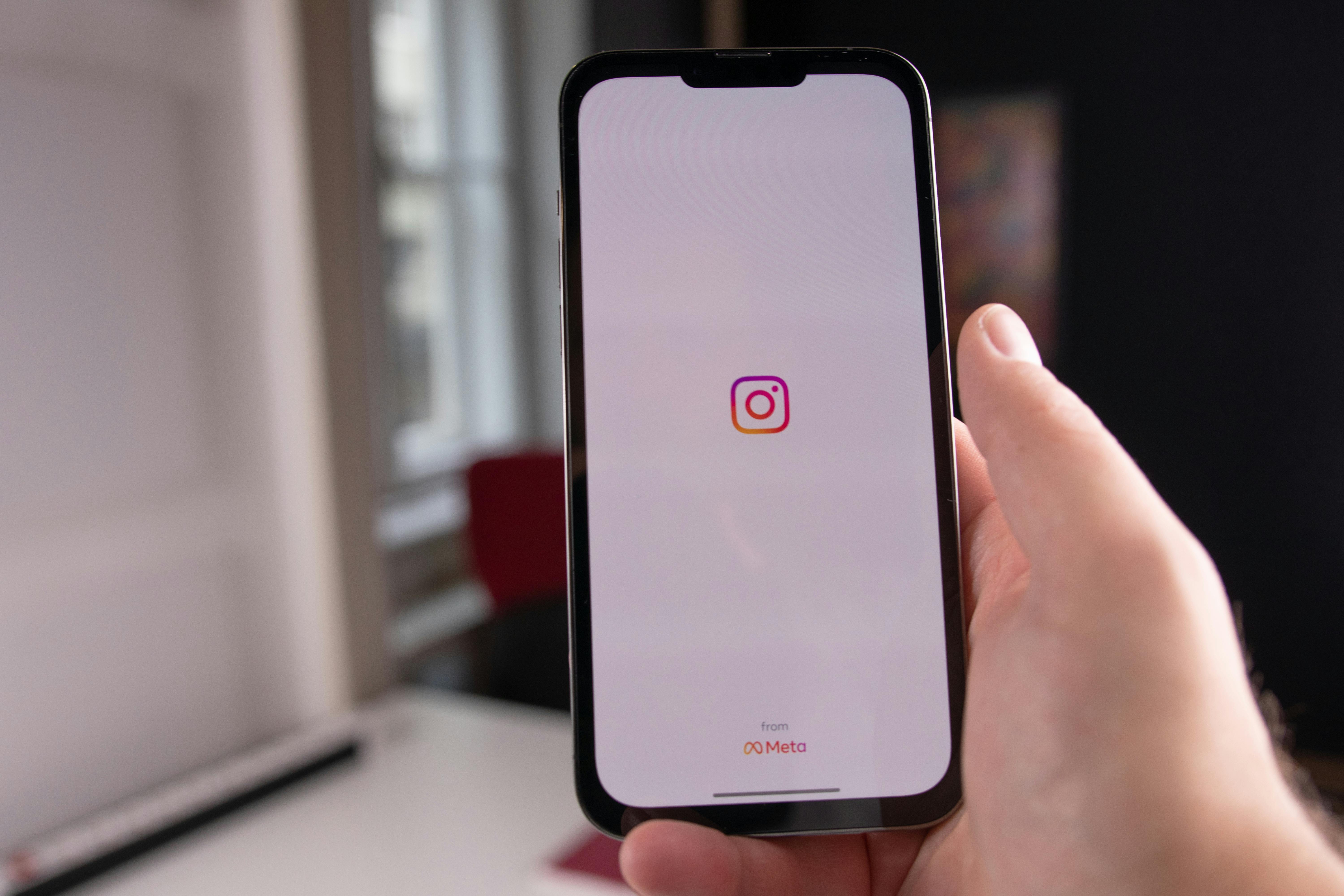 Formati i ri i reklamave në Instagram i lejon krijuesit të paguhen duke rekomanduar produkte