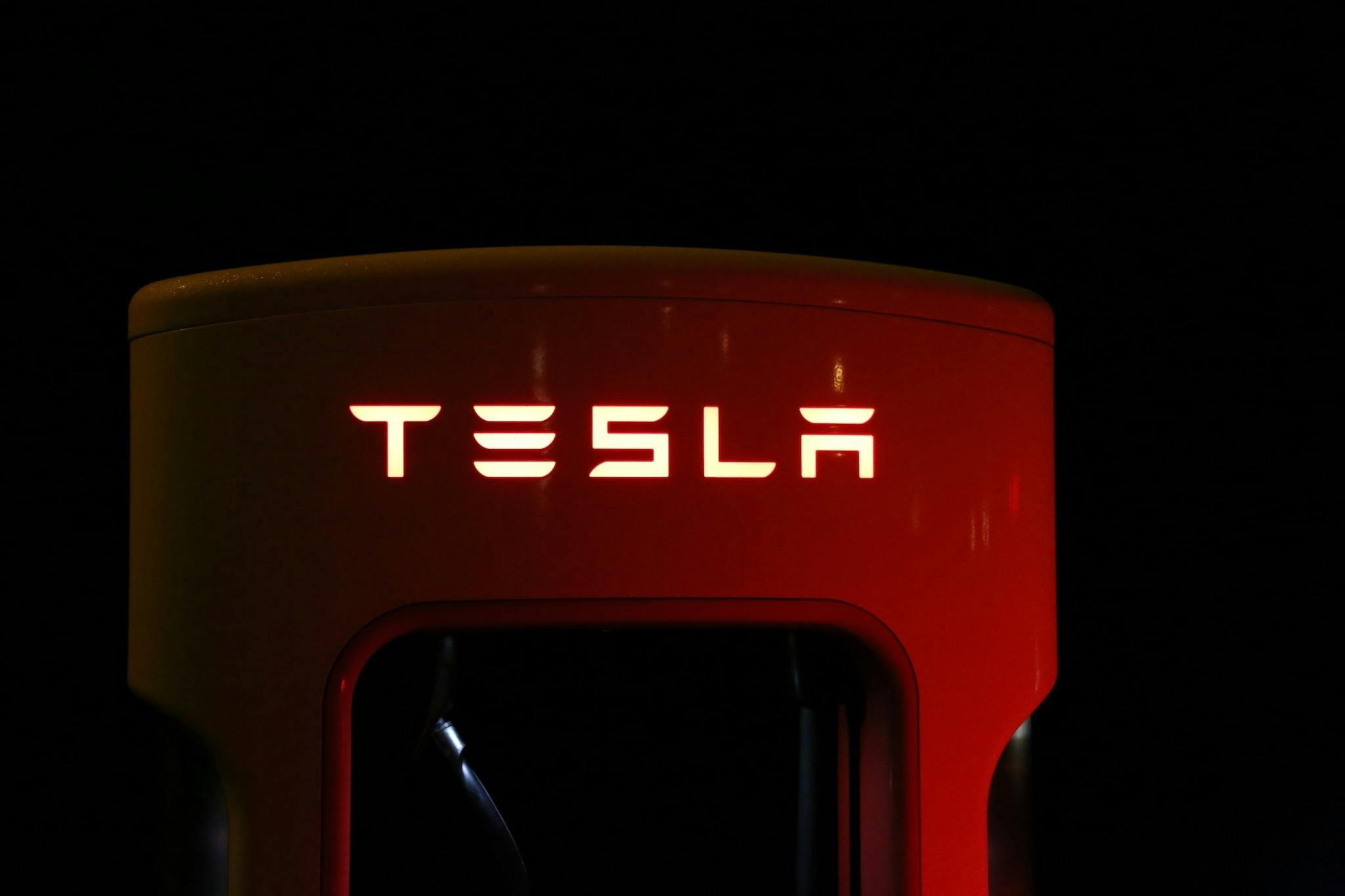 Tesla prezanton modelin më të përballueshëm Cybertruck