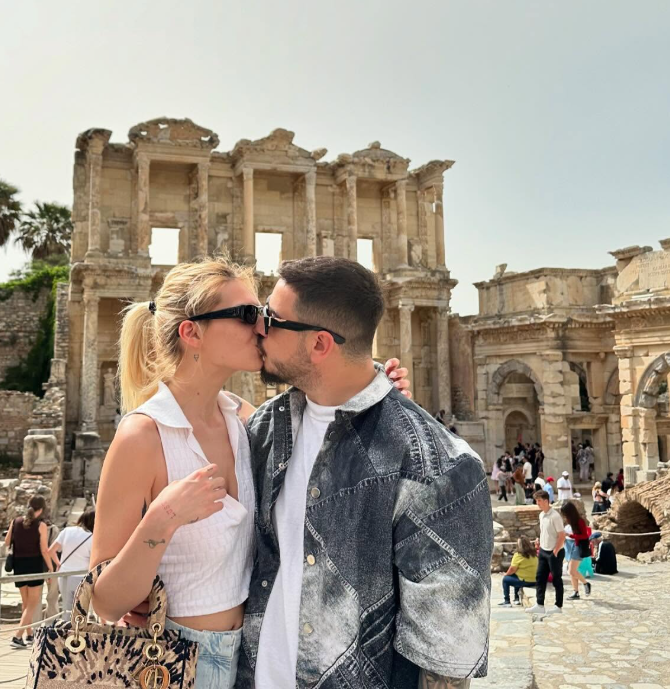 Ina Kollçaku konfirmon lidhjen me një puthje pasionante me partnerin