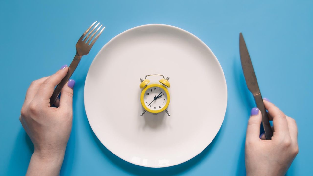 Agjërimi me ndërprerje ka përfitime të ngjashme me dietat klasike të bazuara në të ngrënit më pak