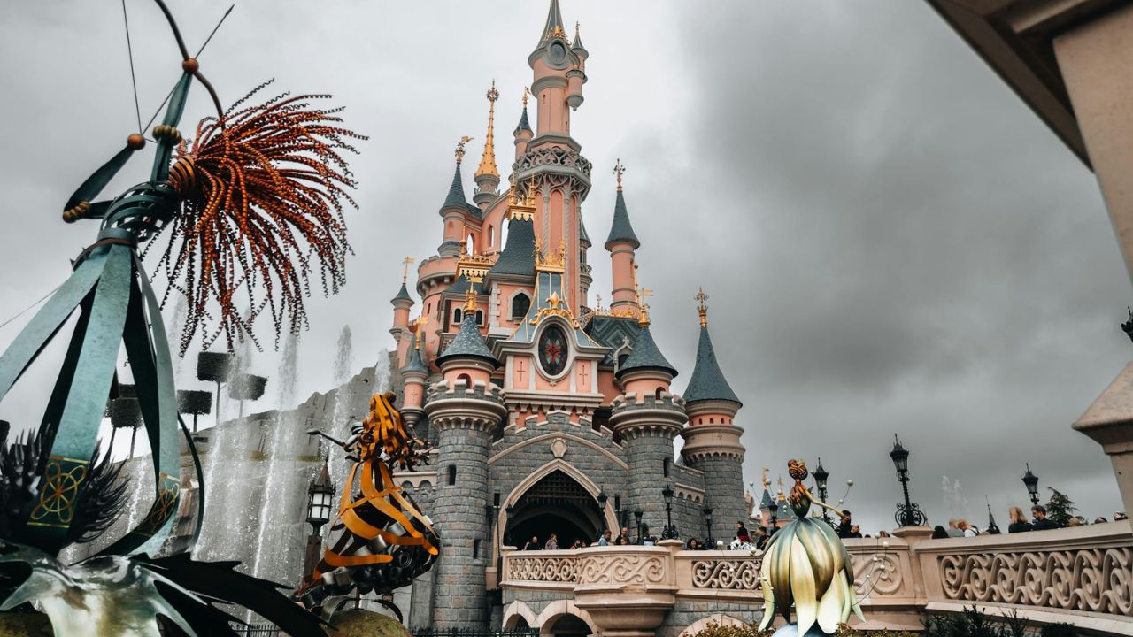 Një burrë 22-vjeçar u arrestua pasi dyshohet se u përpoq të martohej me një vajzë 9-vjeçare në Disneyland Paris