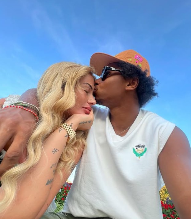 Në pritje të ëmbël, Loredana shton dyshimet me pozën e fundit