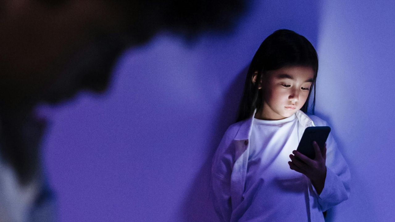 Studimi i ri nxjerr në pah rreziqet e shëndetit mendor për fëmijët që përdorin telefona inteligjentë para moshës 13 vjeç