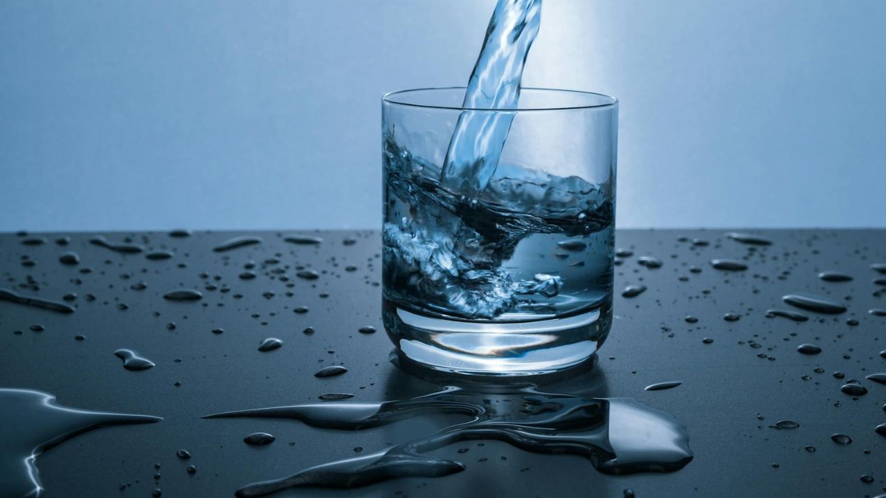 Pirja e ujit nuk është mënyra më e mirë për të qëndruar i hidratuar