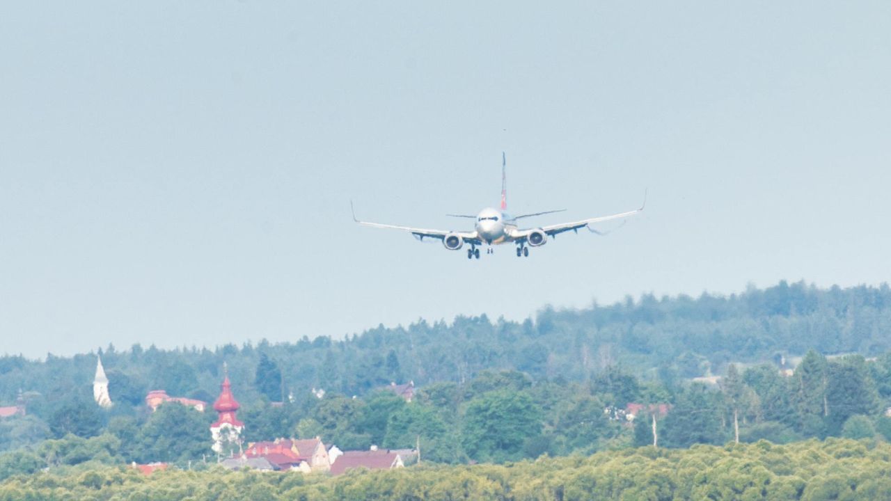 Aeroplani përplaset me një aeroplan të parkuar gjatë uljes në aeroportin e Montanës