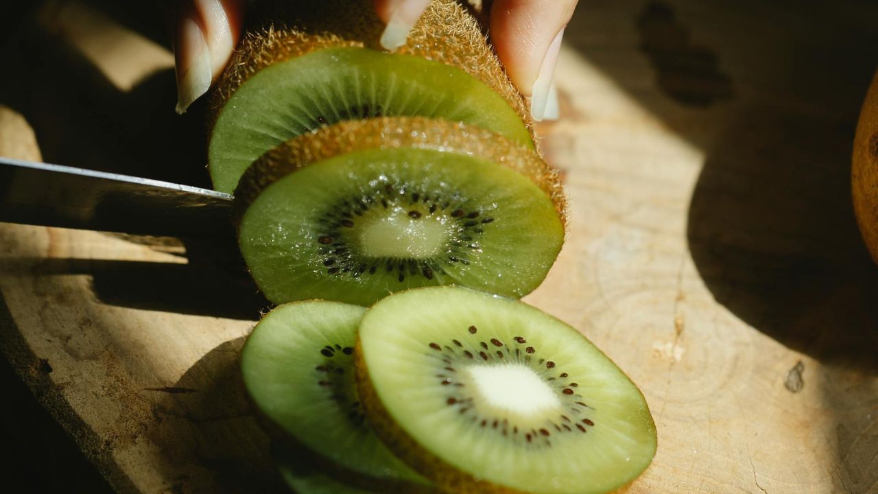 Dëshironi ta përfshini kivin në dietën tuaj? 5 mënyra për ta bërë atë pjesë të vakteve tuaja të përditshme