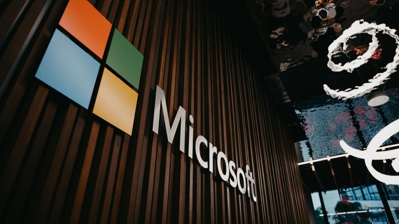 Shefi i Microsoft-it i shqetësuar nga rritja e raporteve për ‘psikozën e inteligjencës artificiale’