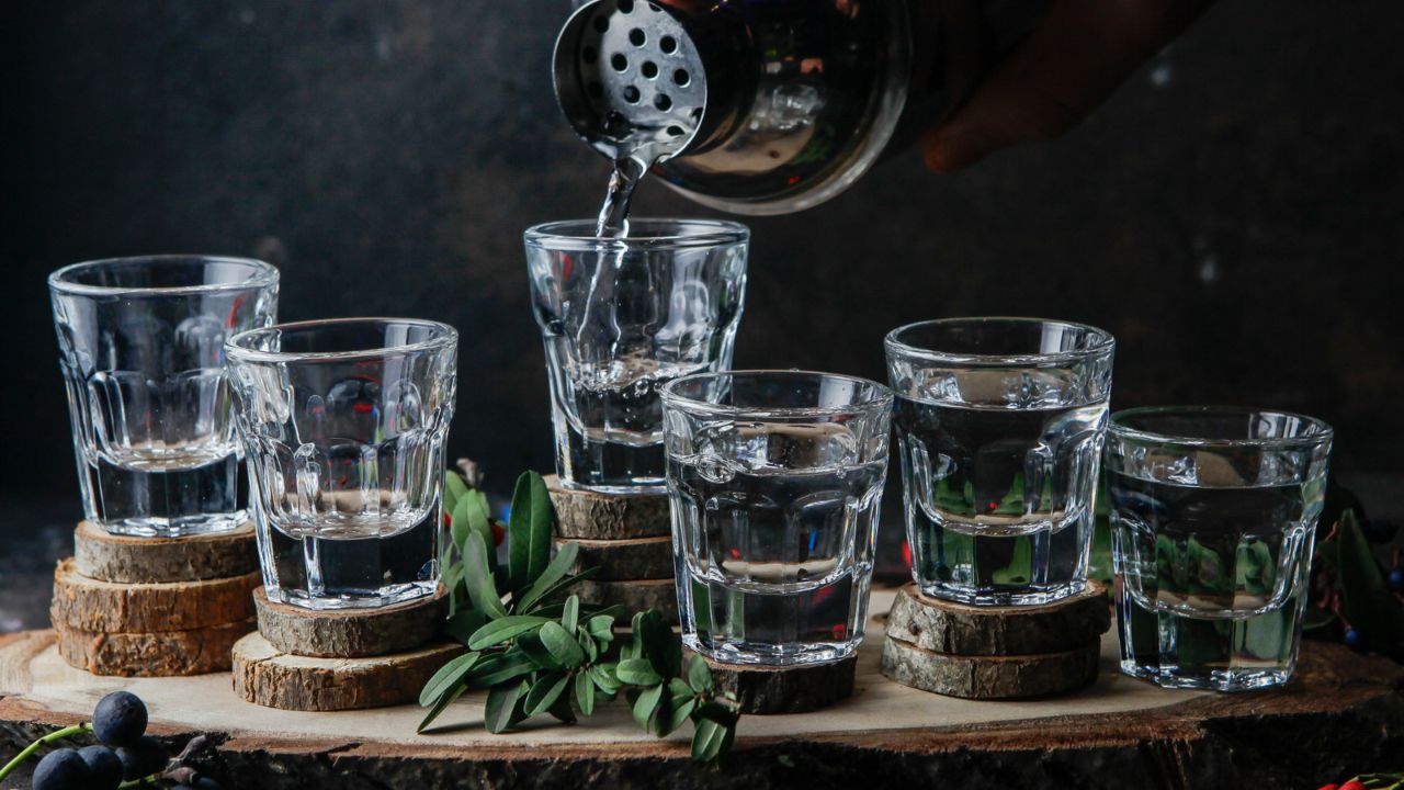 7 Gjëra që nuk duhet t’i hani ose pini kurrë në avion, sipas ekspertëve