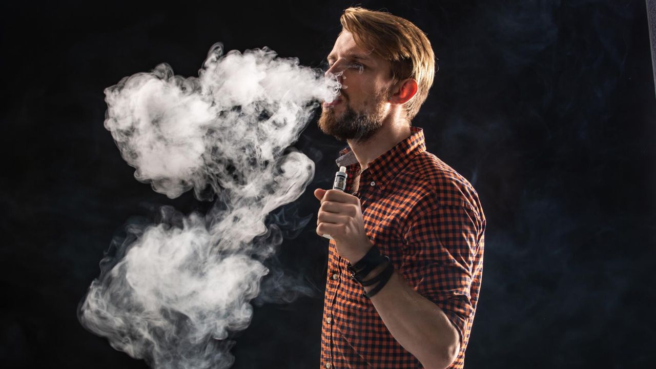 Ja çfarë i ndodh trupit kur pini duhan pas një nate pa gjumë