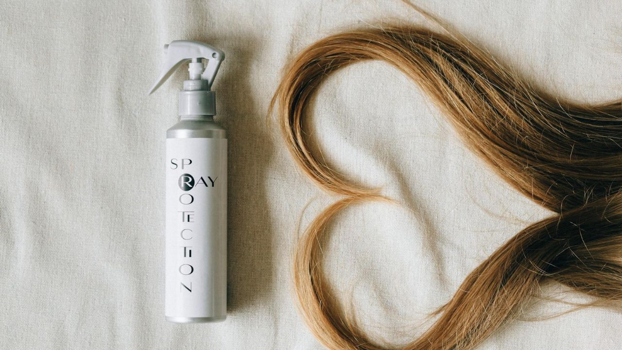 6 Këshilla për flokë të shëndetshëm për t’u rimëkëmbur nga i gjithë ai diell dhe kripë verore