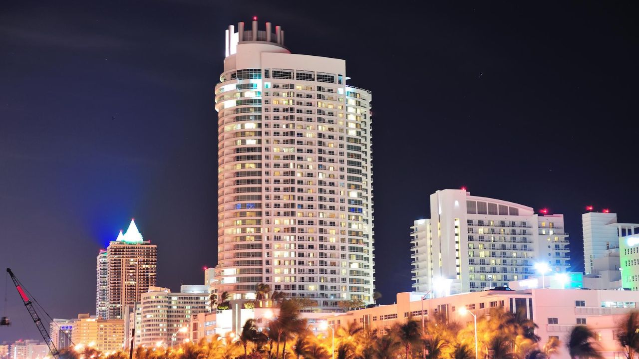 Nga avionët privatë te ish-burgjet: Këto janë disa nga hotelet më të çuditshme të ripërdorura në Evropë