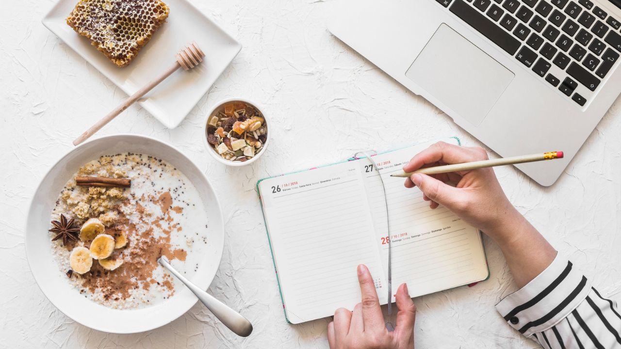 Këto zakone “të padëmshme” po dëmtojnë fshehurazi trurin tuaj – njëra prej tyre mund të shkurtojë edhe jetën tuaj