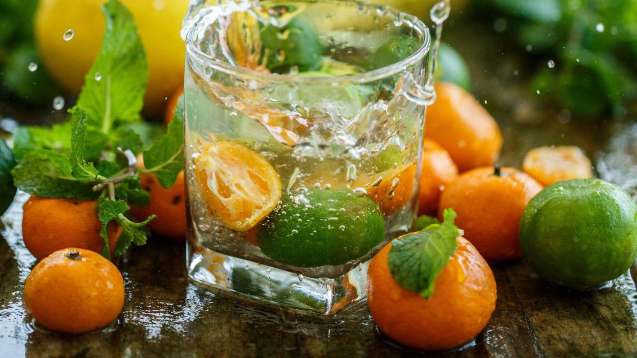 Ushqime të pasura me ujë për të luftuar dehidratimin