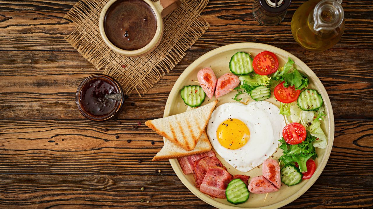 Koha e ngrënies së mëngjesit mund të jetë çelësi i një jete më të gjatë, zbulon një studim i ri