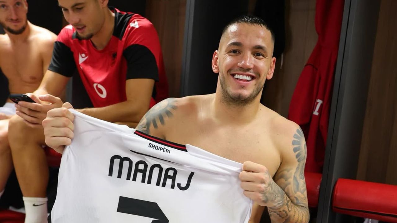 Shitet me çmimin marramëndës fanella që Rey Manaj i bëri gol Serbisë