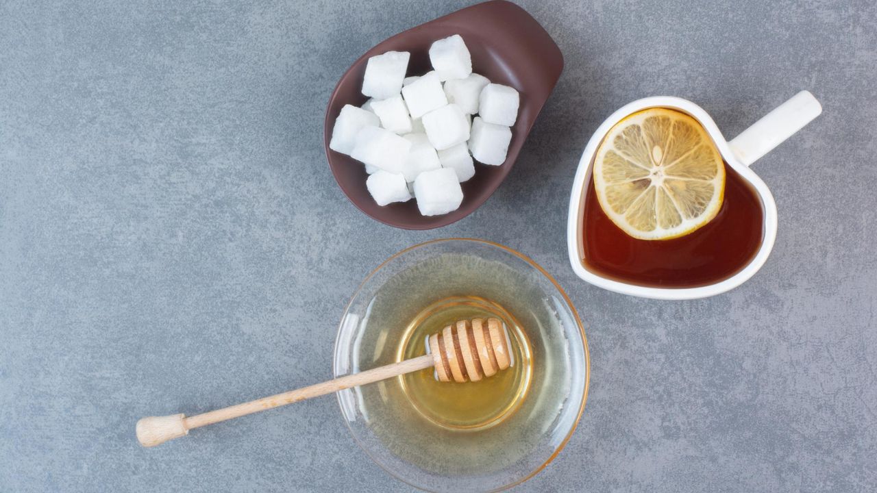 Mjaltë apo sheqer? Çfarë është më mirë për shëndetin tuaj, sipas ekspertëve