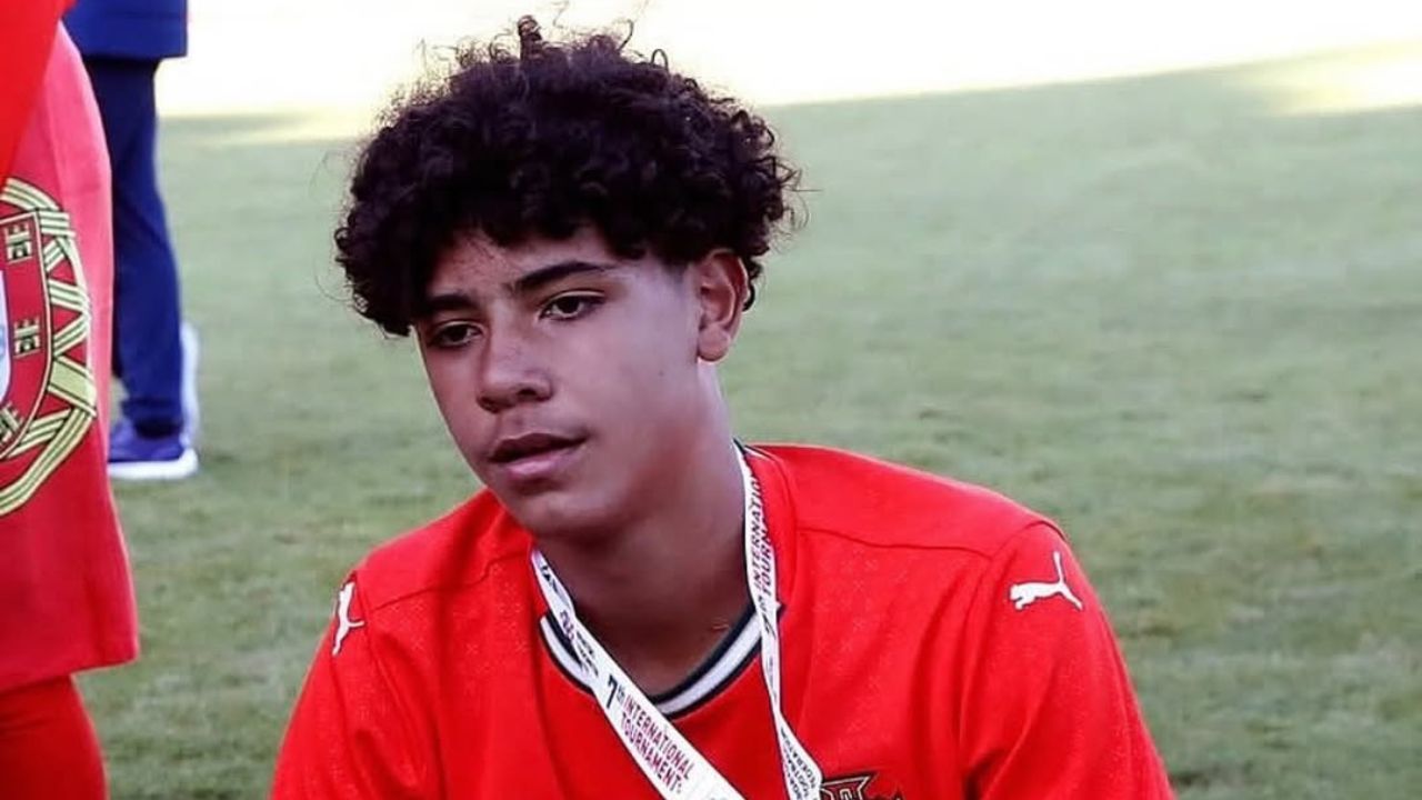 Djali i Cristiano Ronaldo blen Lamborghini-n e tij të parë – Detaji në targë po çmënd rrjetin