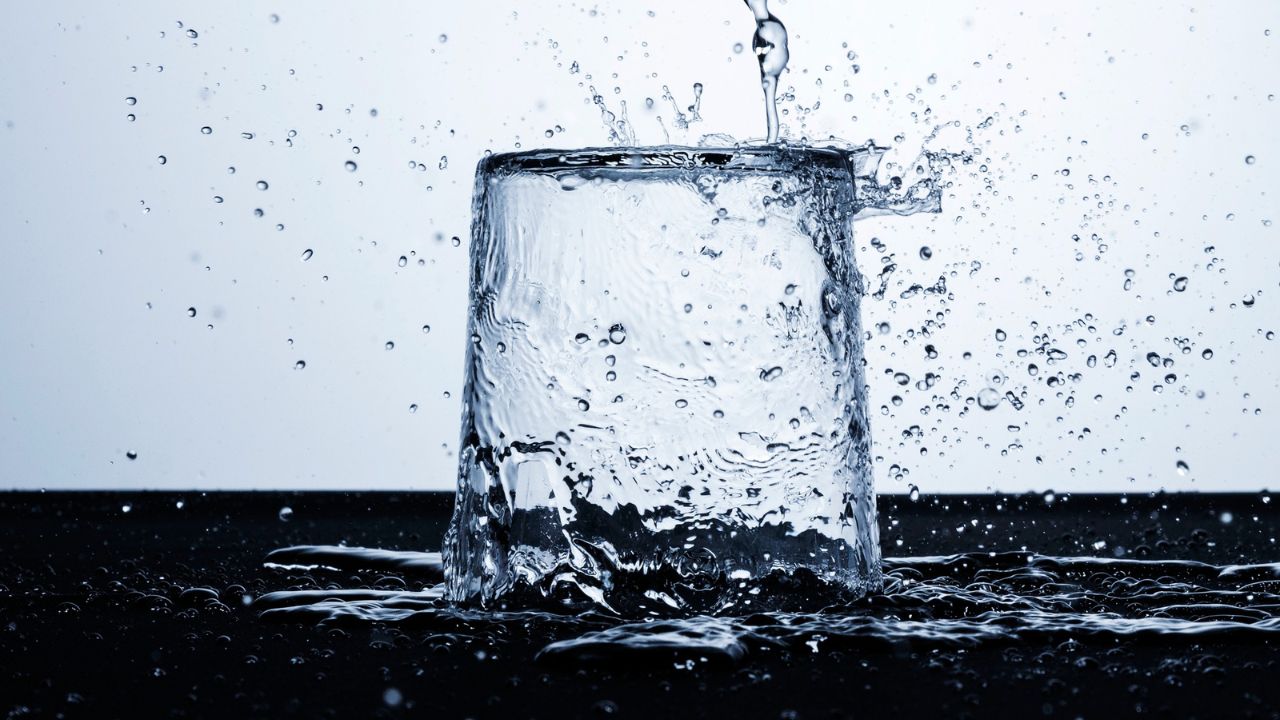 Pse pirja e më shumë ujit mund të jetë mbrojtja juaj më e mirë kundër stresit