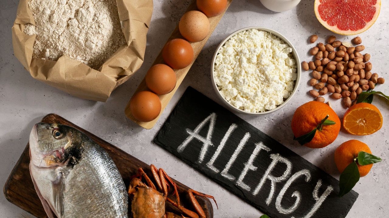 Alergjia e zakonshme ushqimore bie ndjeshëm në të gjithë vendin pasi ekspertët rekomandojnë një qasje të re