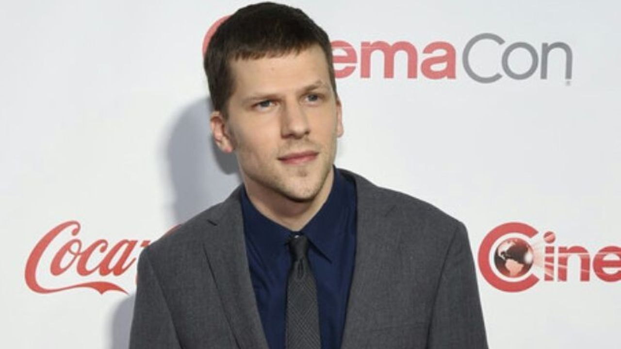 Jesse Eisenberg është “i emocionuar” që do t’ia dhurojë njërën nga veshkat e tij një të panjohuri