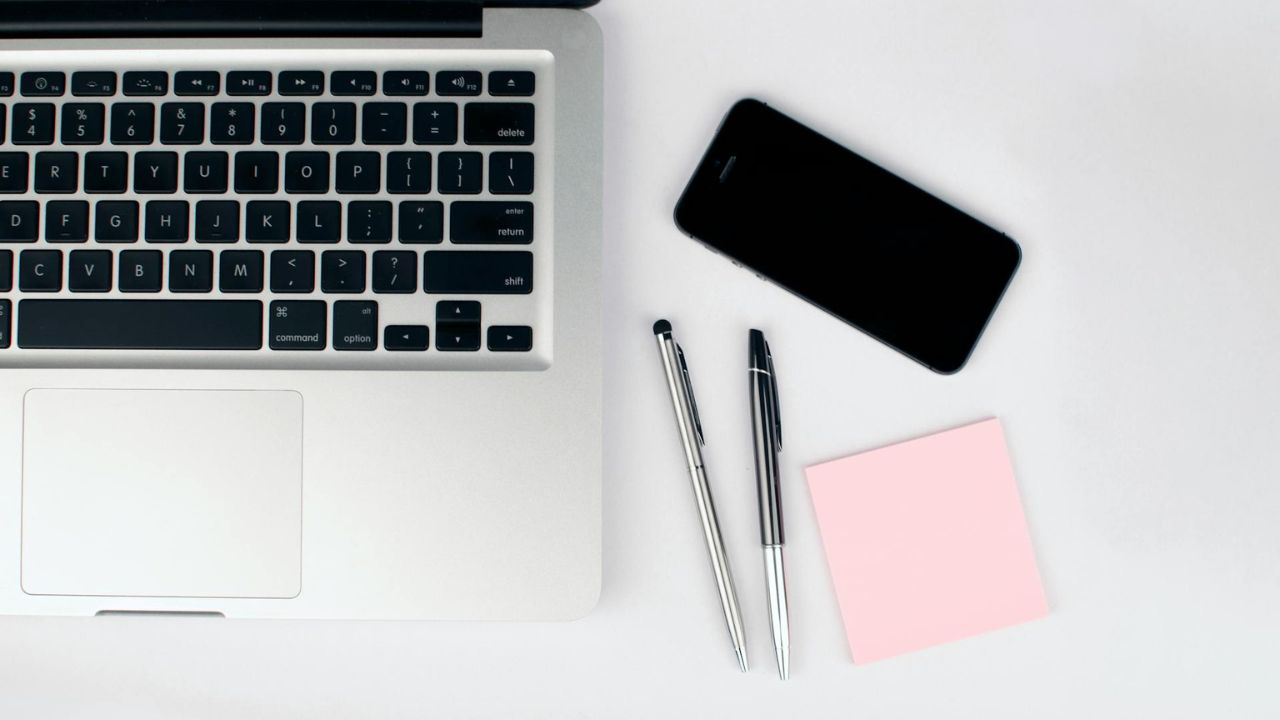 Apple do të përdorë modelin e inteligjencës artificiale të Google për të drejtuar Siri-n e ri