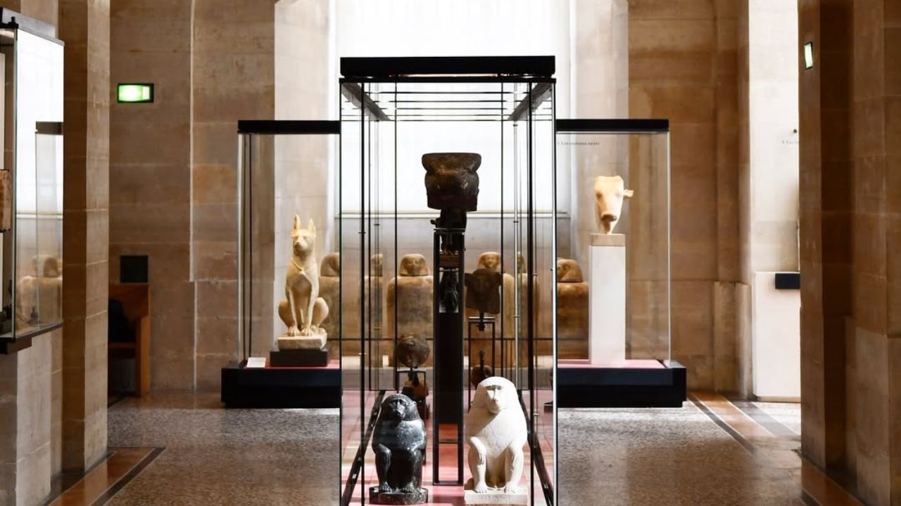 Yjet e TikTok vendosin piktura me fotot e tyre në Luvër