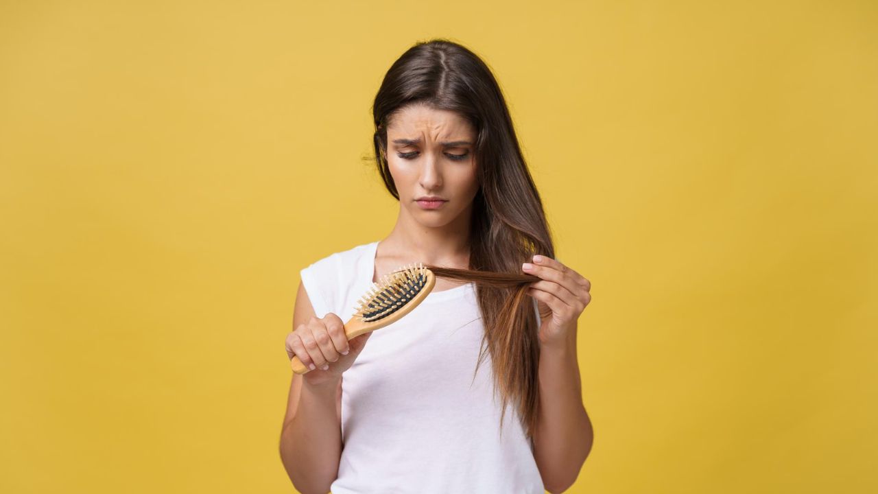 Nëse flokët tuaj po bien më shumë se kurrë, kjo mund të jetë arsyeja