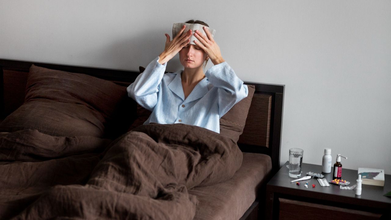 Pesë arsye pse na dhemb koka në mëngjes