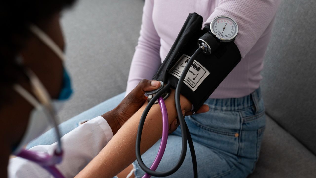 Pija popullore që rrit tensionin e gjakut më shpejt se kripa