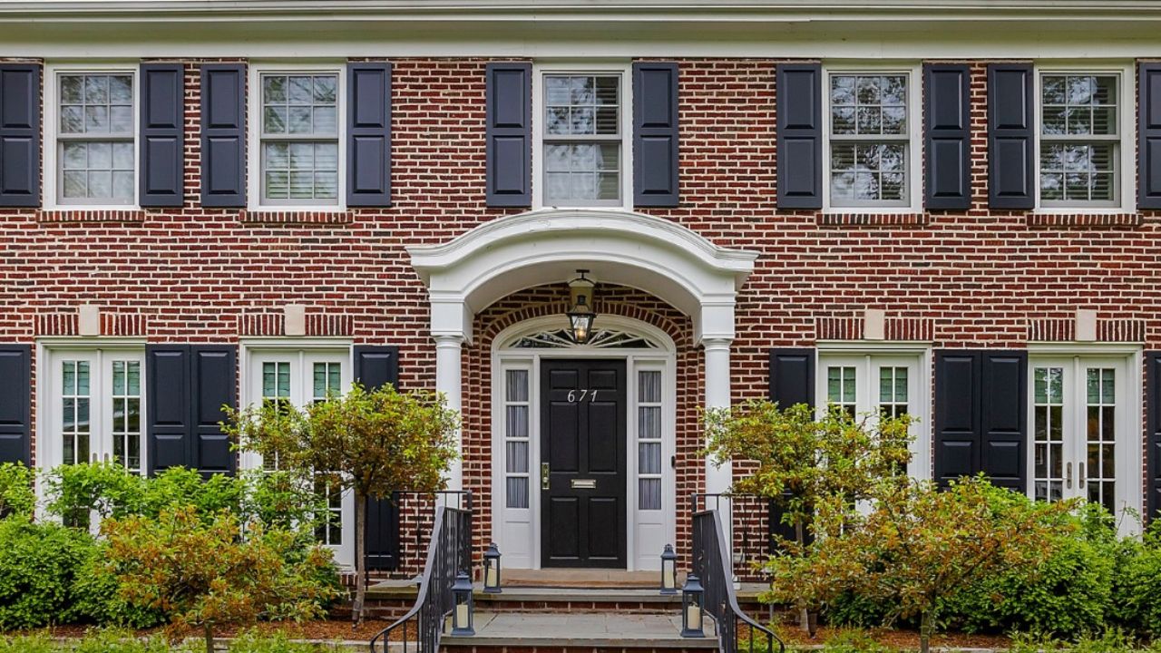 Shtëpia ikonike “Vetëm në Shtëpi” po rinovohet nga pronari i saj i ri – Çfarë po planifikon të bëj ai