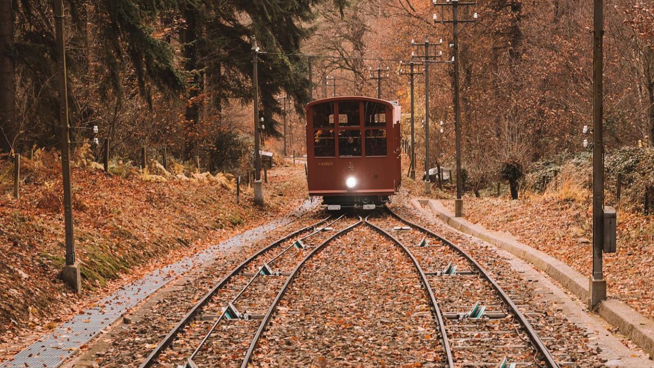 Evropianët shkojnë në stacionet hekurudhore me pizhame për të protestuar kundër anulimit të trenave të natës