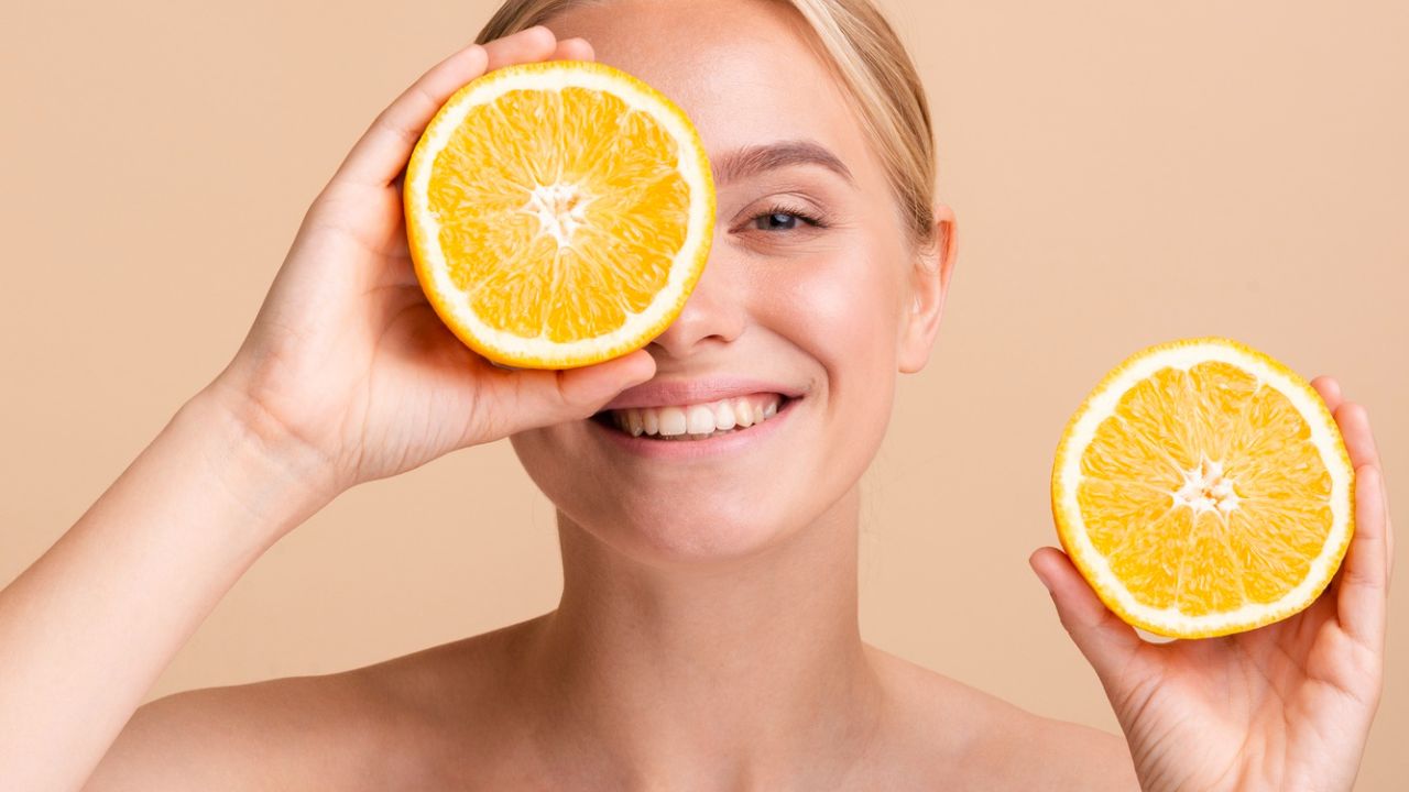 Konsumimi i më shumë vitaminës C mund ta ndryshojë fizikisht lëkurën tuaj