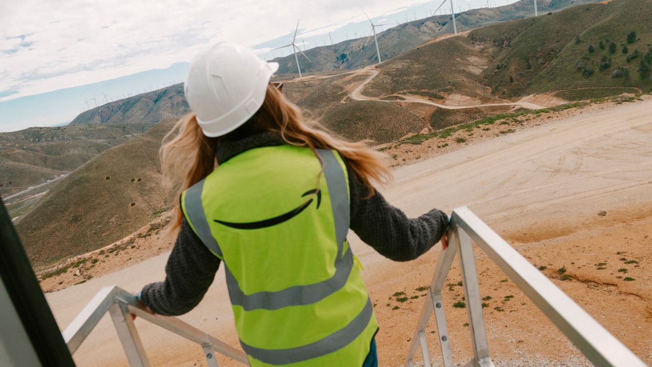 Amazon po pushon nga puna 16,000 punonjës ndërsa beteja me inteligjencën artificiale intensifikohet