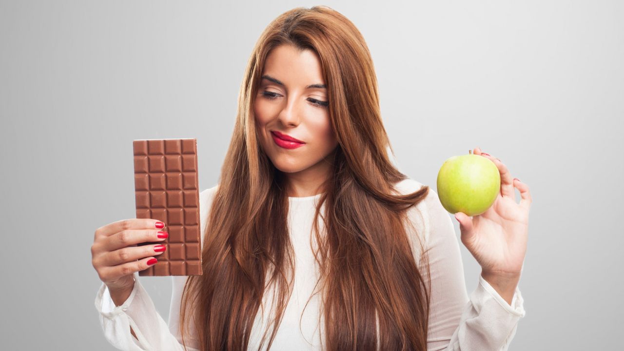 Ushqimet më të mira për flokë të shëndetshëm dhe me shkëlqim