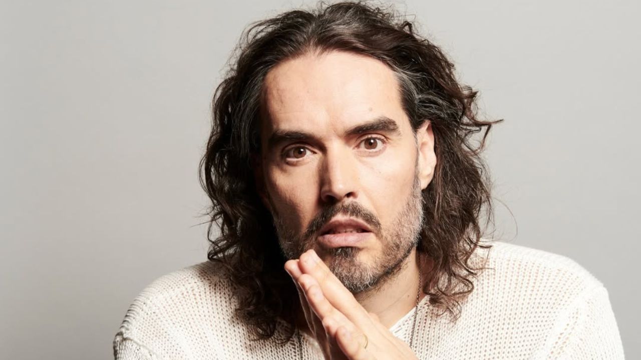 Russell Brand paraqitet në gjykatë për t’u përballur me akuza për përdhunim dhe sulm seksual