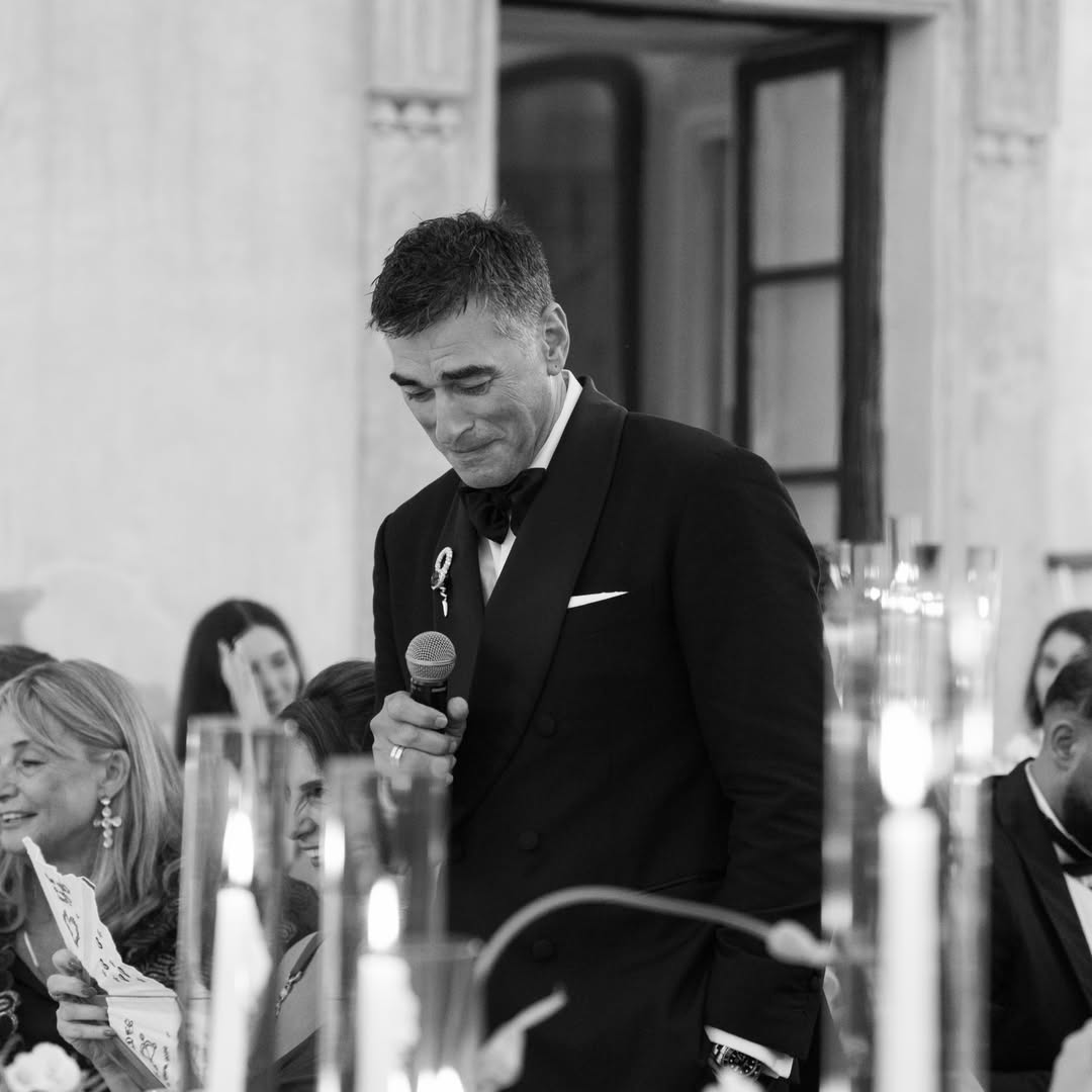 Dukagjin Lipa ndan momente emocionuese nga dasma e Duas, shfaqet me lot në sy gjatë fjalimit