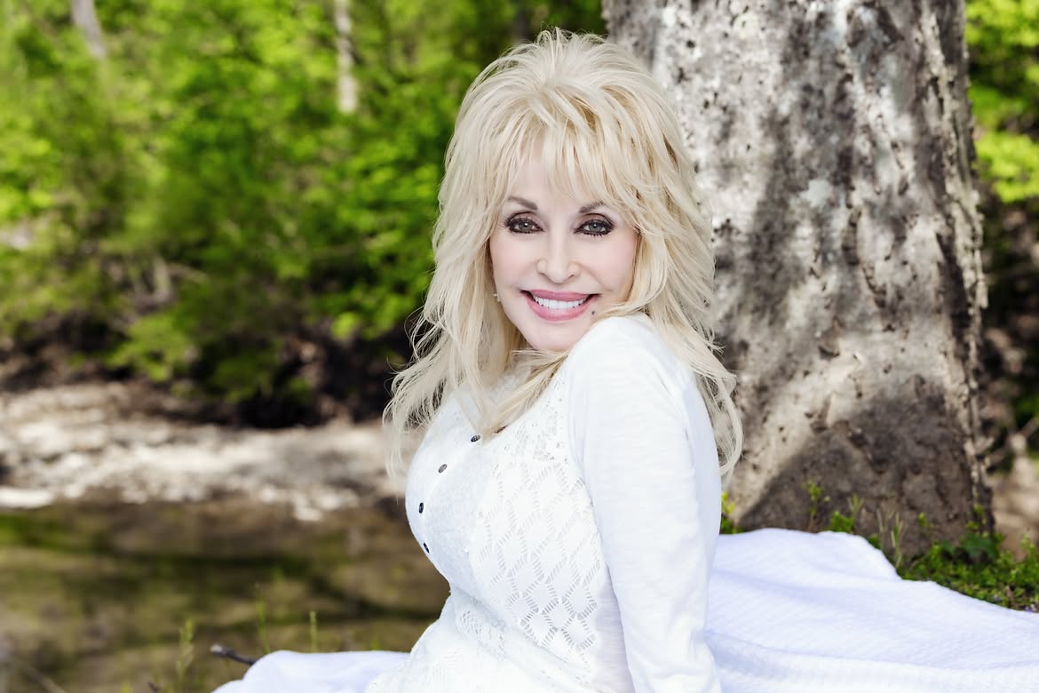 Khloé Kardashian bisedon me Dolly Parton: Besimi, fama dhe sekreti për të qëndruar në këmbë në tokë