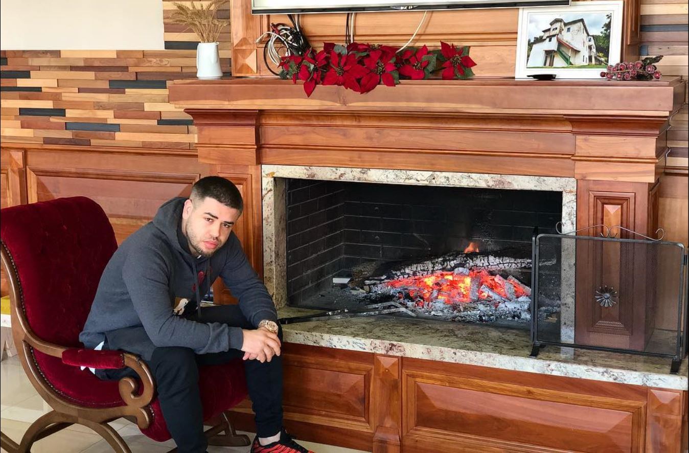 Noizy i fiksuar pas makinave luksoze, por hidhini një sy shtëpisë së tij