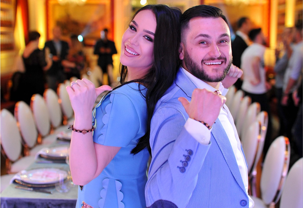 Bes Kallaku vesh rrobat e së shoqes. Si reagoi ajo?