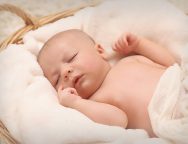 baby-sleeping-on-white-cotton-161709