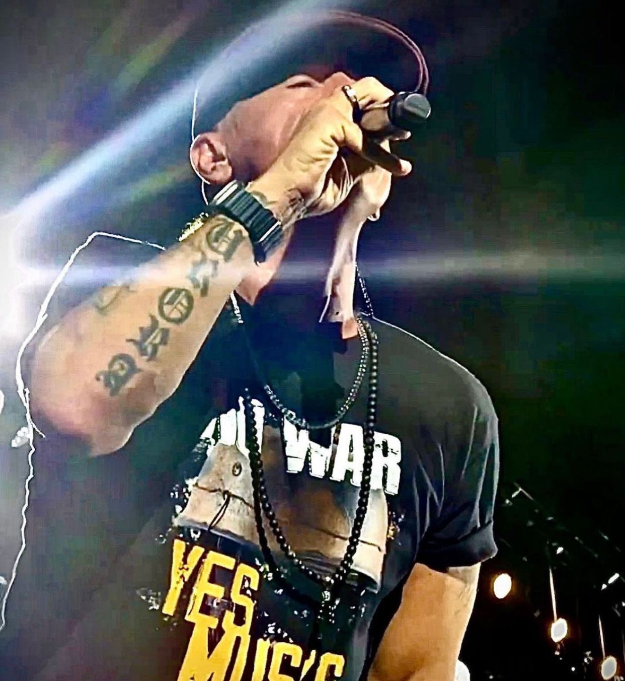Eros Ramazzotti puth të bijën në buzë në mes të koncertit, revoltohen italianët