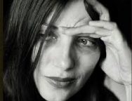 Bëhu i bukurBëhu i bukur sonte!Dëbo grindjet, largimet dhe heshtjen e vrazhdë nga kujtesa.Sillmë