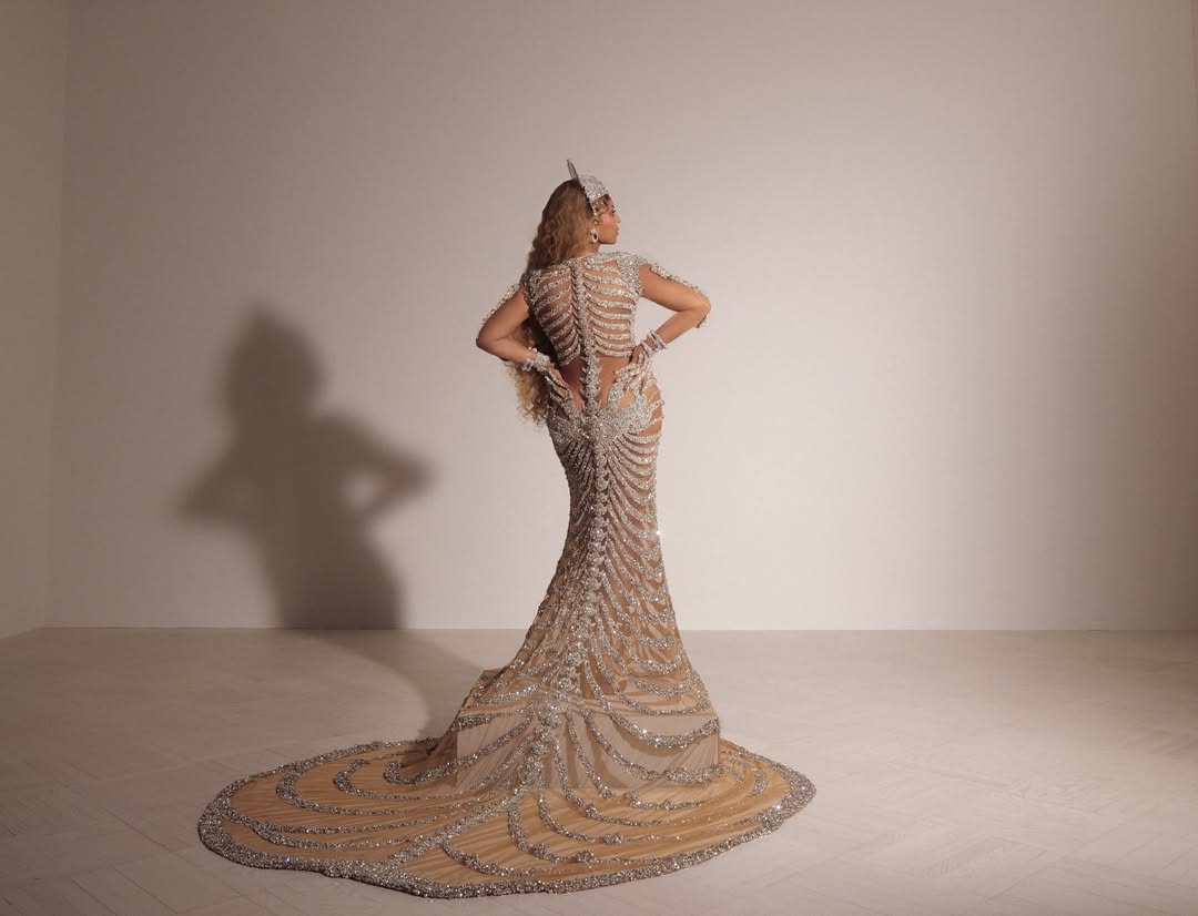 Beyoncé rikthehet në Met Gala 2026 pas 10 vitesh, shkëlqen me paraqitjen ikonike