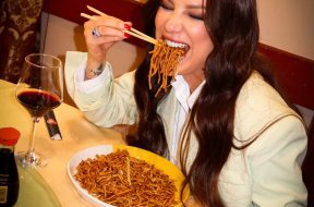 Bombë energjike, chopsticks në lëvizje 🥢@blerina_bajko në elementin e saj 😍
