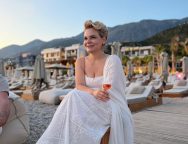 …Kenaqesi te isha pjese e nje feste buze detit te mrekullueshem te Dhermiut organizuar ne menyre